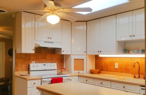 Stuart Cottage | 2 Bedroom 1,079 sf Cottage. Dock. Full Kitchen, WI-FI,HDTV, Parking & Pets ok.
