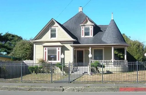 Crescent City House | 2 bedroom 1 bath home located in town