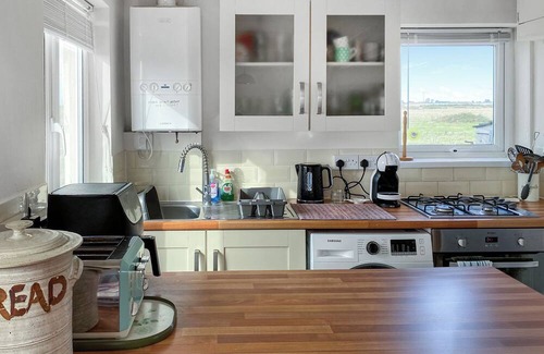 Clacton-on-Sea Cottage | 2 bedroom accommodation in St Osyth, near Clacton on Sea