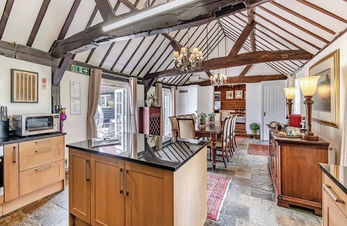 Guildford Cottage | 2 bedroom accommodation in Woking, near Guildford