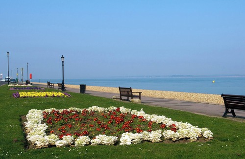 Cowes Cottage | 2 bedroom accommodation in Gurnard Pines, near Cowes