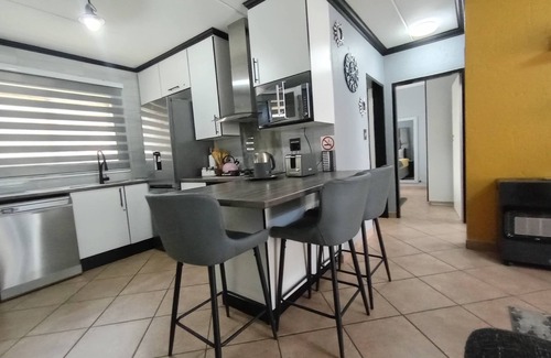 Boksburg Apartment | 2 Bedroom apartment with 2 queen size beds & a cot, 10 minutes from JHB Airport.