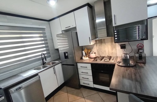 Boksburg Apartment | 2 Bedroom apartment with 2 queen size beds & a cot, 10 minutes from JHB Airport.