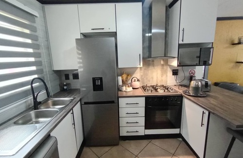 Boksburg Apartment | 2 Bedroom apartment with 2 queen size beds & a cot, 10 minutes from JHB Airport.