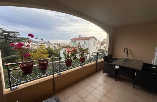 Riou - Petit Juas - Av de Grasse Apartment | 2 bedroom apartment with a pool in the heart of Cannes easy walk to the main beach on La Croisette - 2191
