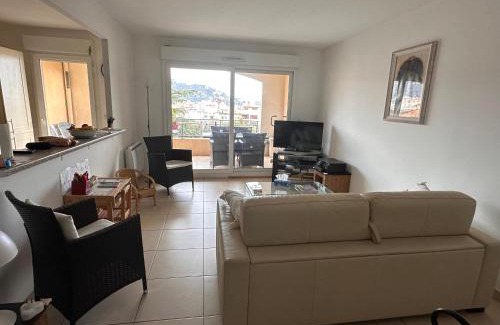 Riou - Petit Juas - Av de Grasse Apartment | 2 bedroom apartment with a pool in the heart of Cannes easy walk to the main beach on La Croisette - 2191