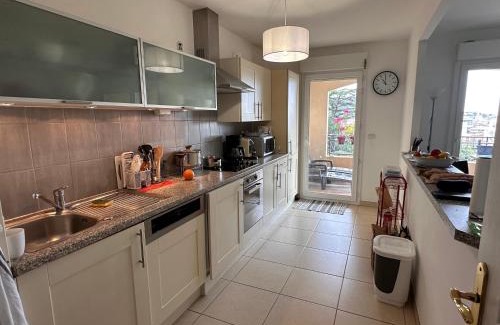 Riou - Petit Juas - Av de Grasse Apartment | 2 bedroom apartment with a pool in the heart of Cannes easy walk to the main beach on La Croisette - 2191