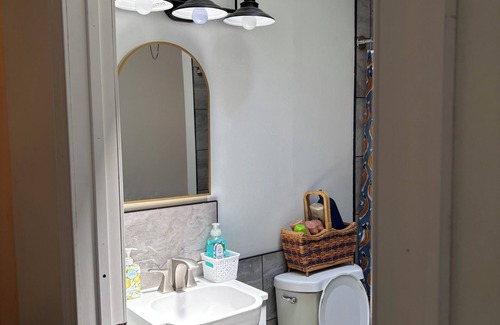 Ogontz Campus Apartment | 2-bedroom APT Einstein Hospital WiFi, AC, Pet friendly