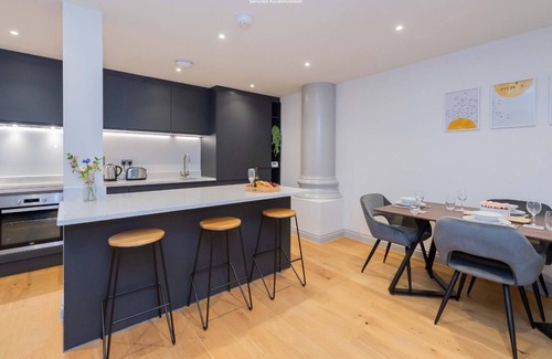 Shrewsbury Apartment | 2 Bedroom Apt, Free Parking, Close to Train Station, LEISURE/BUSINESS