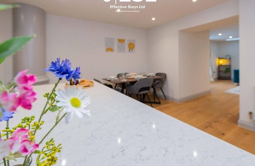 Shrewsbury Apartment | 2 Bedroom Apt, Free Parking, Close to Train Station, LEISURE/BUSINESS