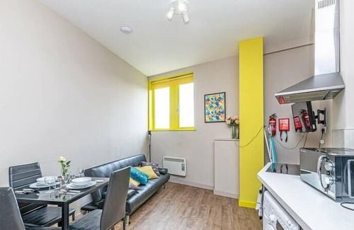 Wigan Apartment | 2 Bedroom Apt - Sleeps 5 - Wigan