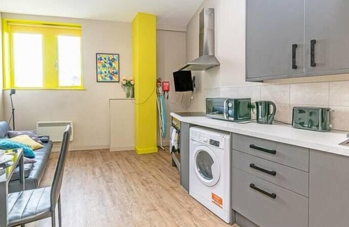 Wigan Apartment | 2 Bedroom Apt - Sleeps 5 - Wigan