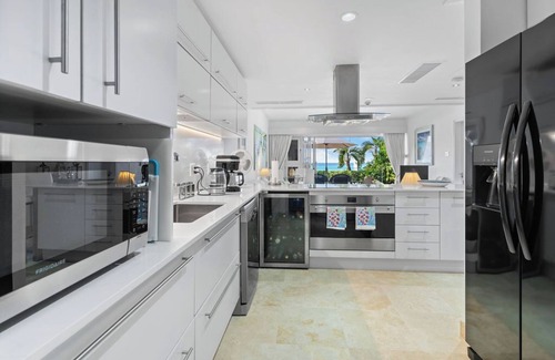 Old Trees Bay Apartment | 2 Bedroom Beachfront Condo, small pool, gorgeous sea view