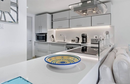 Old Trees Bay Apartment | 2 Bedroom Beachfront Condo, small pool, gorgeous sea view