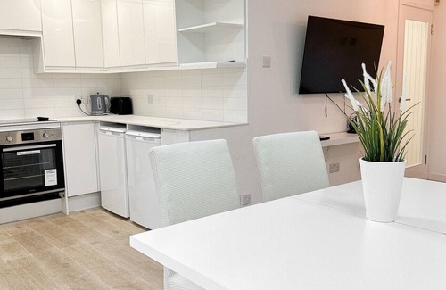 South Bermondsey Apartment | 2-bedroom bedroom unit. With Free Parking