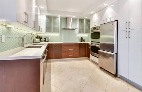 Bal Harbour Condo | 2 Bedroom Condo 438858 by Houzlet