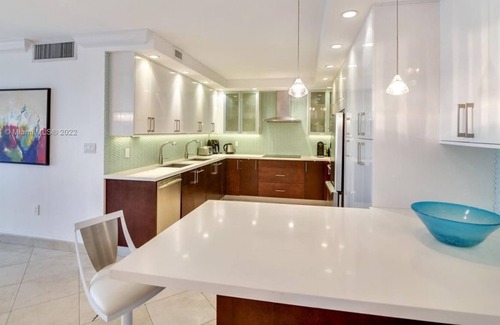 Bal Harbour Condo | 2 Bedroom Condo 438858 by Houzlet