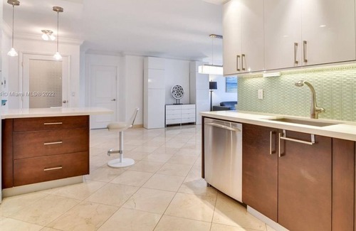 Bal Harbour Condo | 2 Bedroom Condo 438858 by Houzlet