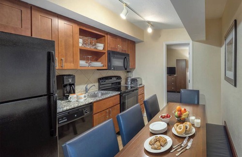 The Point Condo | 2 Bedroom Condo w/Kitchen, Sleeps 6, in Downtown Newport, Long Wharf Resort!