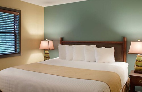 Wisconsin Dells Resort | 2 Bedroom Cottage at Bluegreen Resorts Christmas Mountain Village