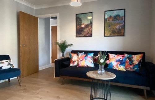 Redhill Apartment | 2 Bedroom Flat near Redhill train station, easy access to Gatwick & London