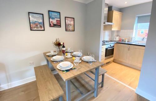 Redhill Apartment | 2 Bedroom Flat near Redhill train station, easy access to Gatwick & London