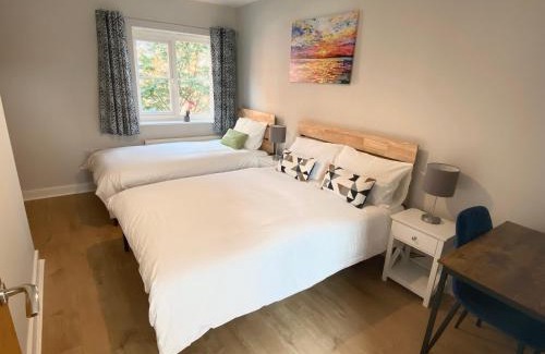 Redhill Apartment | 2 Bedroom Flat near Redhill train station, easy access to Gatwick & London