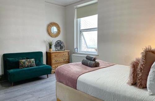 Askew Apartment | 2-Bedroom Flat with Free Wifi near Shepherds Bush, O2 Shepherds Bush Empire, Westfield, White City
