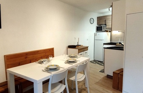 Les Adrets Apartment | 2-Bedroom Cabin Near Slopes, New Kitchen, Balcony, 4 Pax