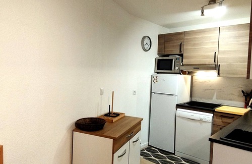 Les Adrets Apartment | 2-Bedroom Cabin Near Slopes, New Kitchen, Balcony, 4 Pax