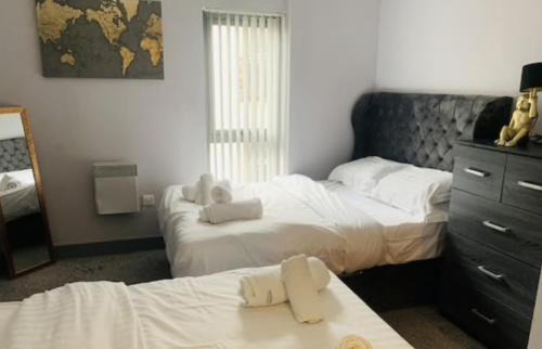 Chinatown Apartment | 2 Bedroom FREE Parking by Concert Square sleeps 8