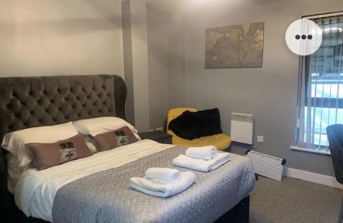 Chinatown Apartment | 2 Bedroom FREE Parking by Concert Square sleeps 8