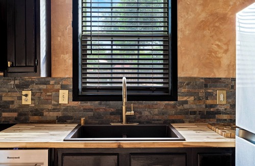 Taos Apartment | 2 Bedroom, full kitchen, private fenced patio with shared laundry and sauna on site.