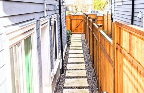 Grandview-Woodland Apartment | 2 Bedroom Garden Apt. Free Parking. Quiet Family Area. 10 Minutes to Downtown