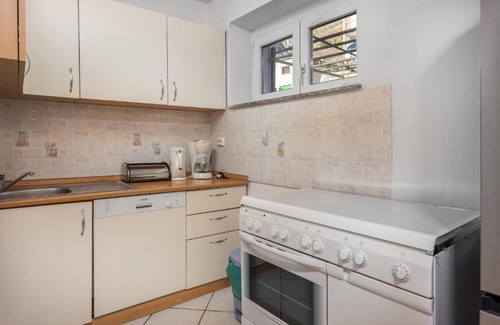 Veljun Primorski Apartment | 2 Bedroom Gorgeous Apartment In Knezica