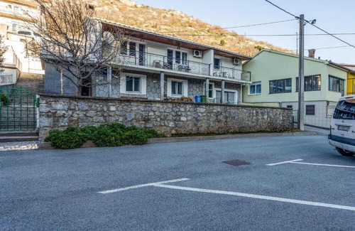 Veljun Primorski Apartment | 2 Bedroom Gorgeous Apartment In Knezica