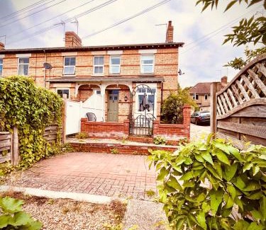 Stamford Apartment | 2 bedroom Hidden Gem in Stamford with parking