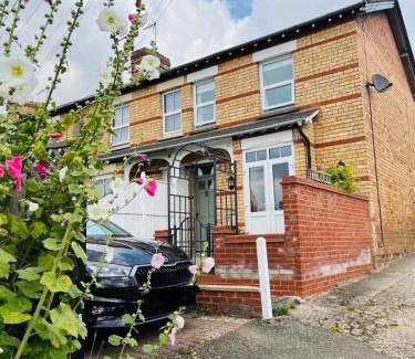 Stamford Apartment | 2 bedroom Hidden Gem in Stamford with parking