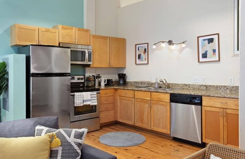 Downtown Apartment | 2 Bedroom Hip Apartment, Apple TV, Fast Wifi