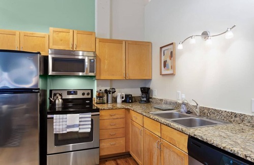 Downtown Apartment | 2 Bedroom Hip Apartment, Apple TV, Fast Wifi