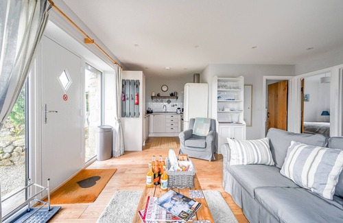 Mabe Cottage | 2 Bedroom Holiday Home - with Hot Tub & EV Charger