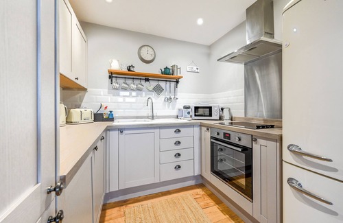 Mabe Cottage | 2 Bedroom Holiday Home - with Hot Tub & EV Charger