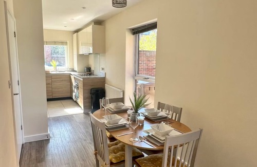 Chatham House | 2 Bedroom House in Quiet Neighbourhood, Conveniently Located- 2 Parking Spaces