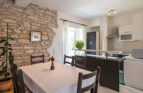 Filipana House | 2 bedroom lovely home in Marcana