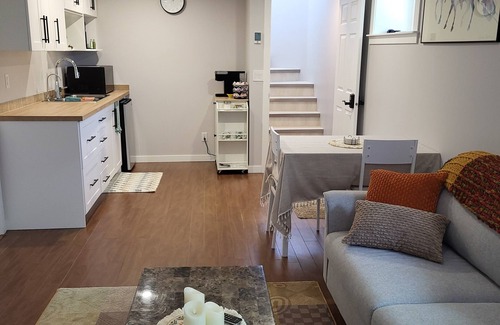 Inglewood House | 2-bedroom lower suite. 10 mins to downtown, Calgary Zoo, Saddledome & Max Bell