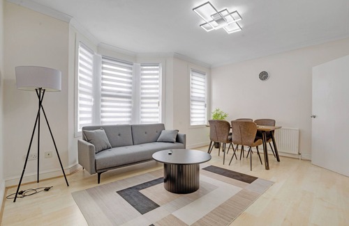 Tottenham Green House | 2 bedroom Luxury house London near Subway station