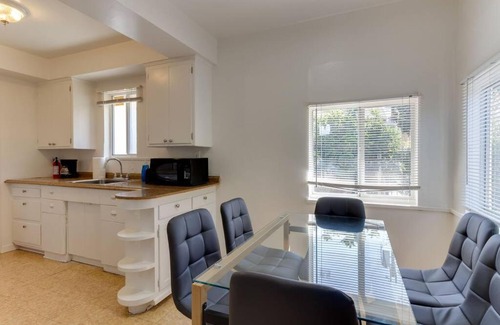 Rampart Village House | 2 Bedroom Mid-Wilshire Charmer close to Downtown