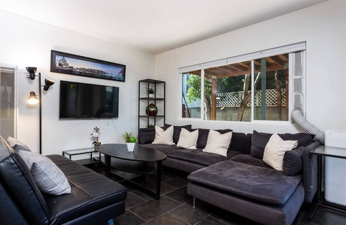 Culver - West Apartment | 2 Bedroom Minutes to Venice Beach large private Yard