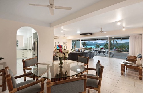 Hamilton Island Apartment | 2 bedroom oceanview apartment with golf buggy