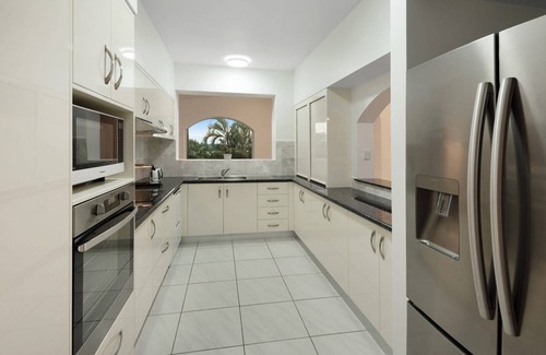 Hamilton Island Apartment | 2 bedroom oceanview apartment with golf buggy